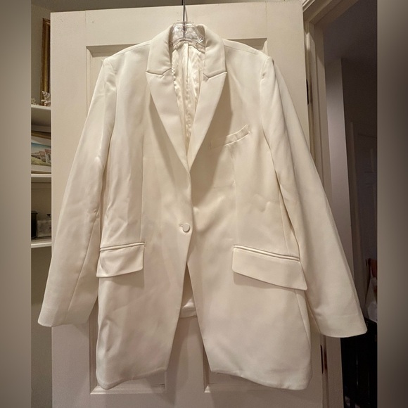 Women tuxedo suit ivory color with satin trim in perfect like new condition - Picture 2 of 15